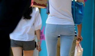 穿紧身牛仔裤的美女